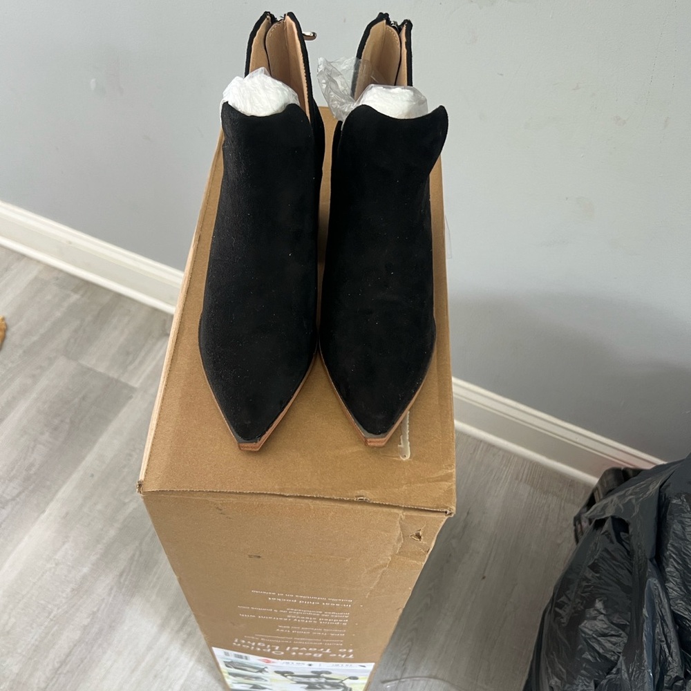 Chic Black Suede Ankle Booties